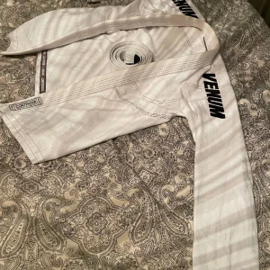 Vit Brazilian jiu-jitsu GI(BJJ) - Knappt använd Bra skick Storlek: A1,5 Nytvättad, redo att användas Vit bälte ingår