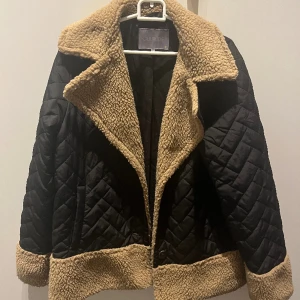 Jacka - Jacka med teddy detaljer i bra skick! 