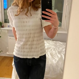 Vit topp - Säljer denna jättesöta tröjan från oysho i storlek  M men skulle säga att den passar på S också. Skriv om du har någon fundering❤️