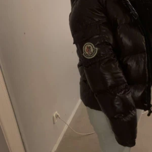 Jag säljer min moncler jacka i färgen brun  - Jag kan gå ner i pris vid snabb köp som man ser på bilden så har dragkedjan har gått sönder men de går att laga 