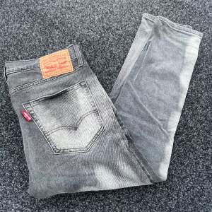 Super fina Levis 502 slim fit jeans, ny pris 1299kr, köpta i Italien på Levis i sommras,strl 33/32. Mitt pris 399