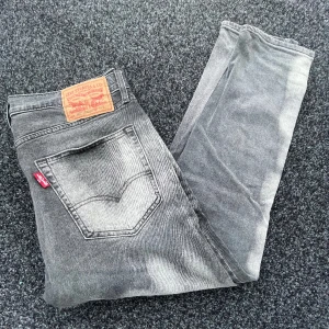 Levis 502 jeans - Super fina Levis 502 slim fit jeans, ny pris 1299kr, köpta i Italien på Levis i sommras,strl 33/32. Mitt pris 399