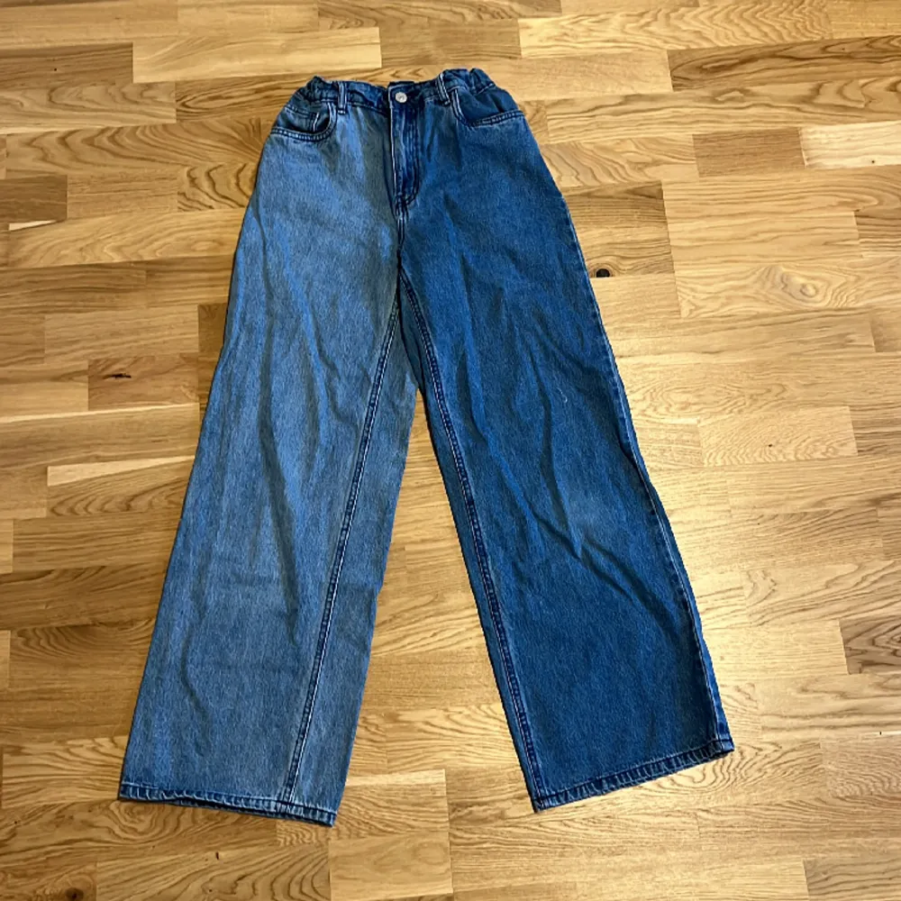 Jätte snygga jeans som jag tyvärr har växt ut. Helt nytt skick och har varit använda några fåtal gånger. Ena hälften är ljusare än den andra med mening.🤍Köparen står för frakt.🤍. Jeans & Byxor.