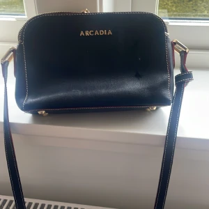Arcadia väska - Säljer denna sjuk snygga arcadia väskan med röda och guliga detaljer ❤️ nypris runt 1000kr