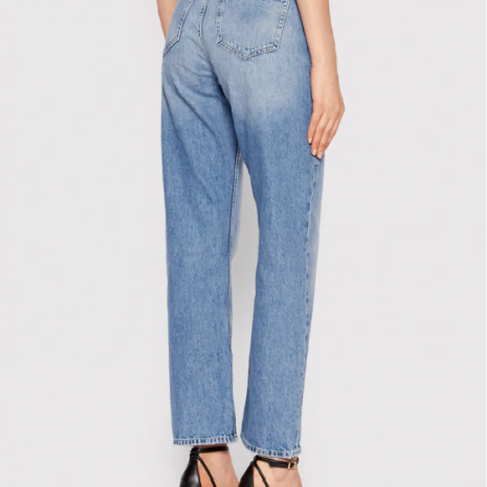 Säljer mina fina jeans från Calvin Klein. Modellen heter High Rise Ankle och är i färgen denim medium. Passar mig som är vanligtvis 38 och går lite längre än ankeln. W28  Nypris :899 kr. Jeans & Byxor.