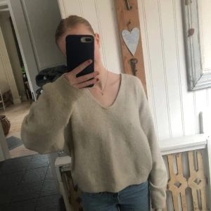 Beige stickad  - Tunn stickad tröja med urringning  100kr+frakt💕