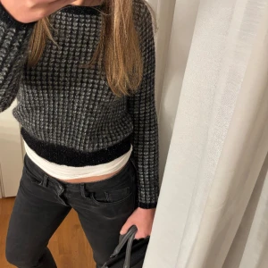 Glittrig tröja - Säljer denna jätte fina glittriga tröja då jag har för mycket kläder! Passar mig som har s och m i tröjor, passar nog även mindre 