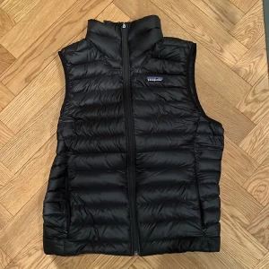 patagonia väst nästan helt ny - nästan helt ny, riktigt najs och sitter bra och går att spänna åt. Nypris: 1800