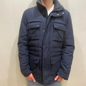 SafariJacka Tommy Hilfiger  - Hej! Säljer nu min Jacka från märket Tommy Hilfiger, Storlek M fint skick. Tveka inte på att höra av dig om du har frågor eller funderingar kring varan! 