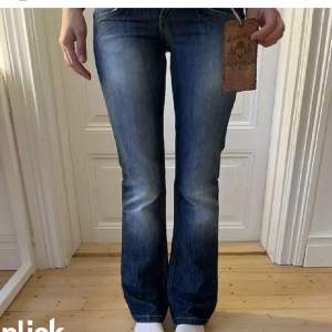 Jättesnygga Jättelågmidjade jeans! Köpta här på plick, säljer för att de va för små men verkligen jättefina!