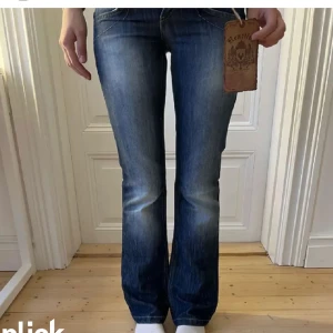 Lågmidjade jeans  - Jättesnygga Jättelågmidjade jeans! Köpta här på plick, säljer för att de va för små men verkligen jättefina!