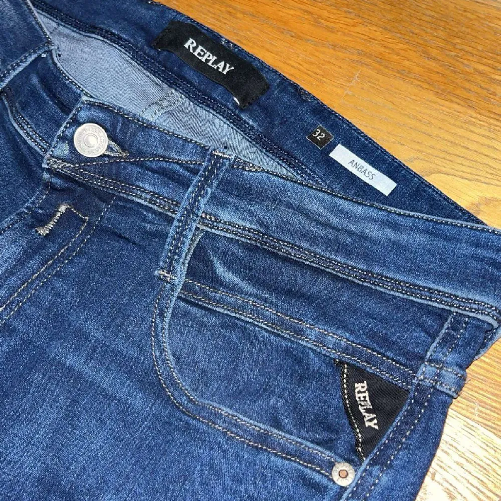 Säljer ett par riktigt feta Replay Anbass jeans i storlek 32/32. Riktigt bra skick☺️. Jag är 180cm och väger 66kg i tredje bilden. Bara att höra av sig vid nån fundering. Priset går att diskutera!. Jeans & Byxor.