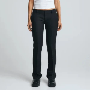 Low waist kostymbyxor  - Svarta kostymbyxor från bikbok i modellen Vera. Slitsen har jag sytt igen. 