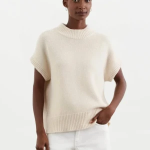 Softgoat Cashmere  - Säljer denna sjukt snygga tröja, fick den i julklapp. Används fåtal gånger pga inte rätt jeans till. Så sjukt snygg, ingen sorts tecken på användning. Nypris är 3300 kr och säljer den för 2700 kr!! Säljer pga av har en annan färg som jag gillar mer❤️‍🔥❤️‍🔥