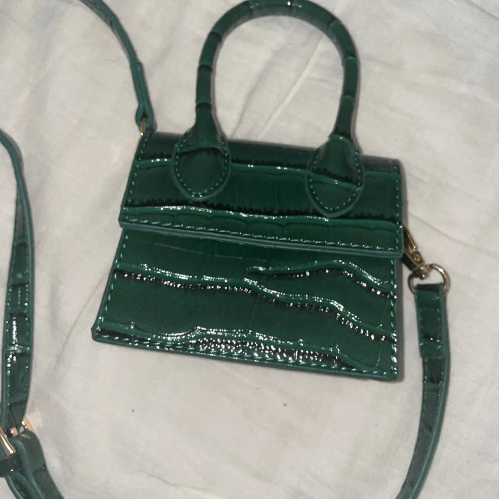 Grön jättefin liten liten väska med band i nyskick!! ❣️. Väskor.