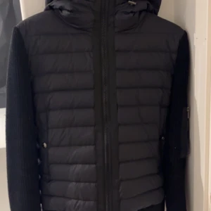 Moncler Cardigan  - Fin skick, svart, storlek S, använd endast vid bra tillfälligt så jackan är inte skadad på nått sätt, priset kan såklart diskuteras