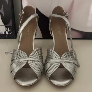 Klackar  - Säljer mina klackar nu eftersom jag inte använt dom mer än när jag hade de på 9:ans bal. De är i bra skick förutom där bak på skon där de blivit lite småskador. Nypris: 399kr🌸 Köparens står för frakt 🚚 📦