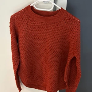 Stickat - Stickat använd en gång köpte från vero Moda, är normal i storlek och i mycket bra skick. Mörk orange färg. 
