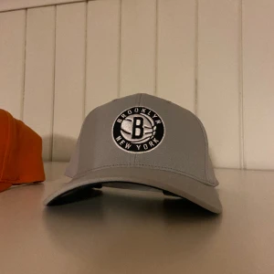 mitchell and ness keps  - jätte bra skick, använd fåtal gånger men inget märkvärdigt! 