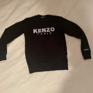 Helt ny kenzo tröja. Säljer den pga den har blivit liten för mig. Finns en liten rosa fläck på tröjan. Byten går jätte bra. Möts upp i Göteborg
