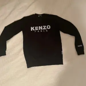 Helt ny kenzo tröja. Säljer den pga den har blivit liten för mig. Finns absolut inga konstigheter på den. Byten går jätte bra. Möts upp i Göteborg