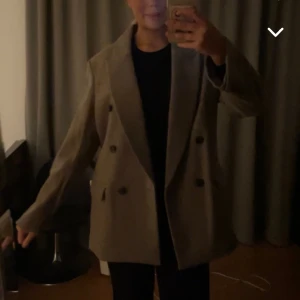 Kort koppa  - Säljer min fina kappa från h&m! Endast använd fåtal gånger så skicket är i topp! Köptes för 549kr och är i stl S. Säljer för 400kr 😇 Den är typ mullvadsbrun så blandning mellan brun/beige/grå. Den är mörkare än på bilderna på hemsidan!