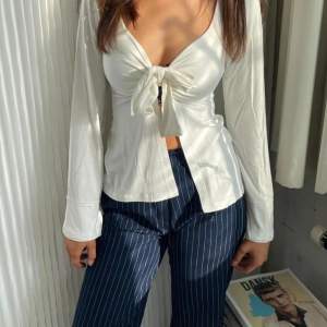 Jag säljer min maddy blouse från degsinbysi, har använt 2 gånger och den är som ny så alltså i fint skick. 🩵🦋🫧