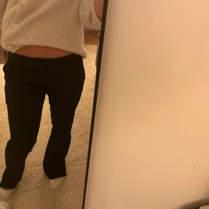 Bikbok lågmidjade kostym byxor - Säljer dessa nästan helt oanvända konstymbyxorna som är lågmidjade 💕