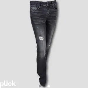 helt slutsålda Ltb jeans i mörkgrå färg inte i valerie modellen utan en lite slimmad rakare variant. Med midwaist men ändå bra under naveln, inköptes för 750kr. Passar mig som bär 36/38 på jeans och är 160 lång.💞