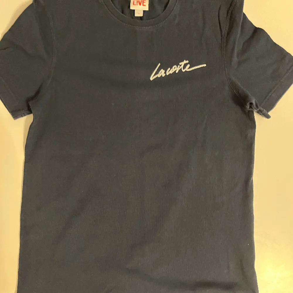 Säljer min Lacoste T-shirt som jag växt ur, 9/10 skick, storlek XS. T-shirts.