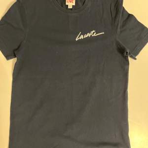 Säljer min Lacoste T-shirt som jag växt ur, 9/10 skick, storlek XS