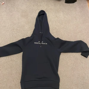 Peak performance hoodie - säljer denna hoodie eftersom jag inte använder den| ny pris 900 säljer för 700. Skick 7,5 av 10 Storlek 172-178