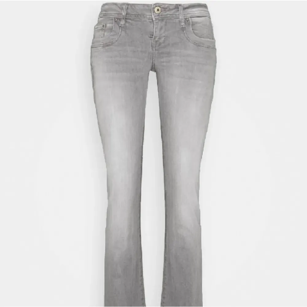 Säljer dessa gråa Lbt jeans. Köpte dom av en tjej här på Plick men dom passade inte, så jag har bara provat dom. Dom är i bra skick🤍 skriv för fler bilder och frågor. Jeans & Byxor.