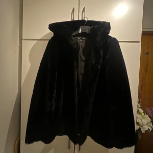 Pälsjacka - Pälsjacka med luva från Zara, superfint skick ✨