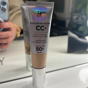 It cosmetic CC cream  - Har andänts en gång, blev alldeles för ljus gör mig som använder mycket tanravel. Annars magisk!! 