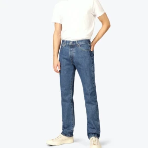 LEVIS 501 - Ett par klassiska Levis 501 som är sparsamt använda. Herrmodell i storlek 26/30  Jag är vanligtvis 24 i midjemått på damstorlek och dessa passar mig (för referens)