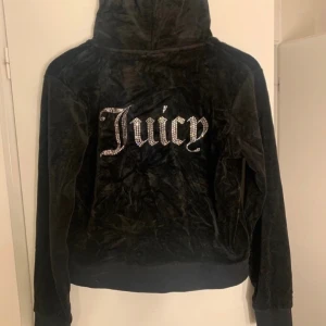Juicy Couture Hoddie - Säljer en juicy Hoddie i stl L men den är mer som en M.  DEFEKTER. Metallbrickorna på snören är borta En söm i en fickan har gått upp. Skriv privat om du vill se bilderna på defekterna. 