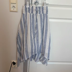 Randig kjol - Randig midikjol från märket Soaked in Luxury. Köptes utomlands men minns inte var. St M men passar även mig som har xs/s då det går att dra åt i sånna midjan. 