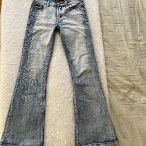 Jätte snygga unika lågmidjade jeans med coola fickor i topp skick❤️‍🔥  Midjemåttet tvärs över-35cm Innerbenslängden-75cm 