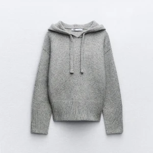 Stickad hoodie  - Jättefin stickad hoodie från zara. Säljer pga att den inte kommer till användning. 