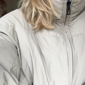 Vinterjacka - Beige vinterjacka från Zara. Storleken är mer en S/M