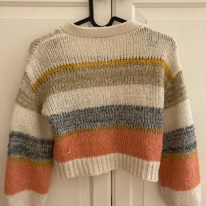 Stickad kofta  - Skön varm kofta. Sticks inte !