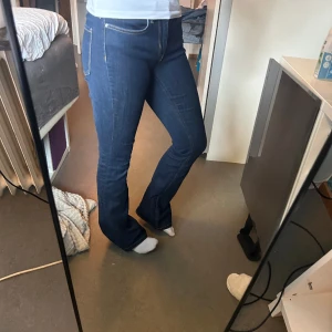 Bootcut jeanse - Jätte sköna och fina jeanse från Zara. Säljer för att jag har ett par likandana. 