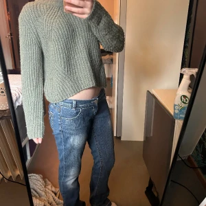 Basic stickad tröja - Mysig och fin tröja som ej kommer till någon användning. Lite nopprig och därav priset:)