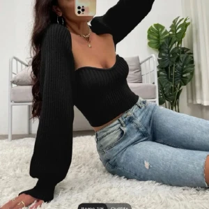 Två delad topp - Säljer min fina två delade topp som är stickad i storlek M. Använt bara 1 gång pga lite stor på mig💕