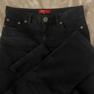 Jeans  - Skit snygga lågmidjade jeans som jag älskar!!! Används inte på grund av att dem är för stora för mig nu så vill att nån annan ska få älska dom lika mycket som jag gjort!!
