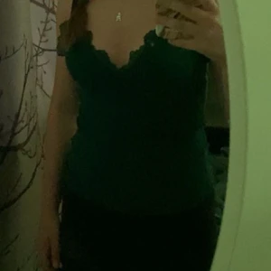 Grönt linne - Enkelt linne. Stretchigt tyg. Bra skick. Inga skador. Vid frågor kontakta mig. 