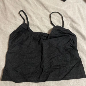 En topp - En topp från Zara i storlek S Köpare står för frakt 🚚 