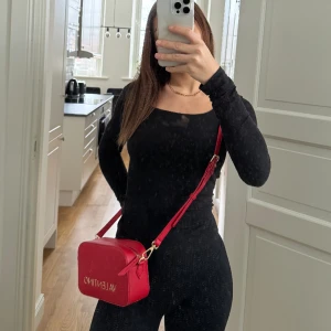 Valentinoväska - Använd få gånger. Helt slutsåld online. Köpt för 1500kr 