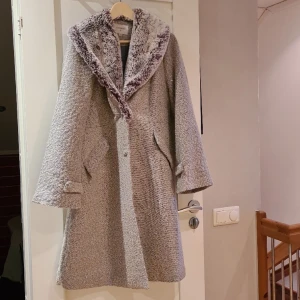 Kappa  - Knälång kappa, nyskick,  beige med glitterinslag. 